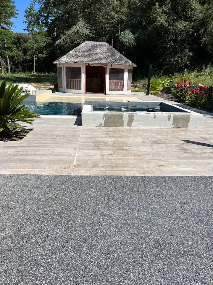 Piscine et plage extérieure finalisées